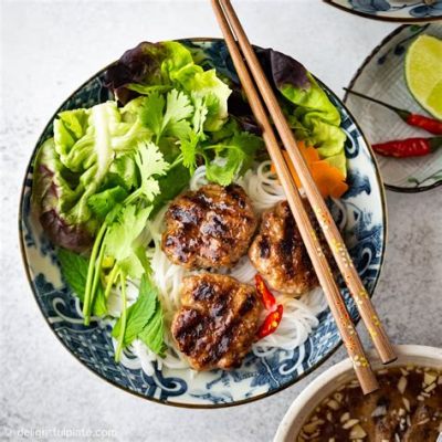  Bún Chả Hương Liêu: Savory Grilled Pork Meets Refreshing Vermicelli Noodles for an Explosion of Flavor!