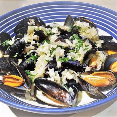  Moules-frites: A Creamy Delicacy Bursting With Ocean Freshness and Crispy Perfection!