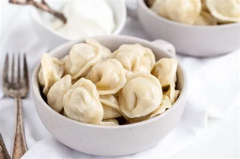  Pelmeni: Täyteläiset Venäläiset Piirakat Tuovat Eteeni Maitomaisia Maisteluelämyksiä ja Kipakan Mausteisuuden!